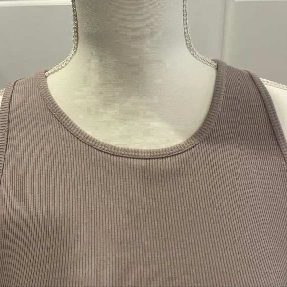 Vuori Women's Ribbed Crop Tank Top in Light Taupe - Picture 5 of 9